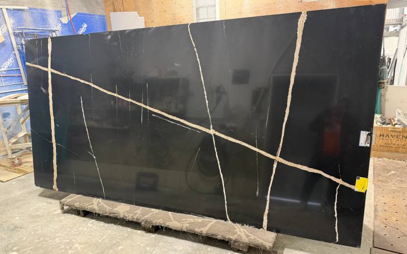 Remanente de cuarzo Eternal Noir - Silestone, 128 por 63 pulgadas
