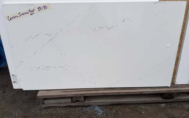 Remanente de cuarzo Inverness Frost - Cambria, 58 por 30 pulgadas