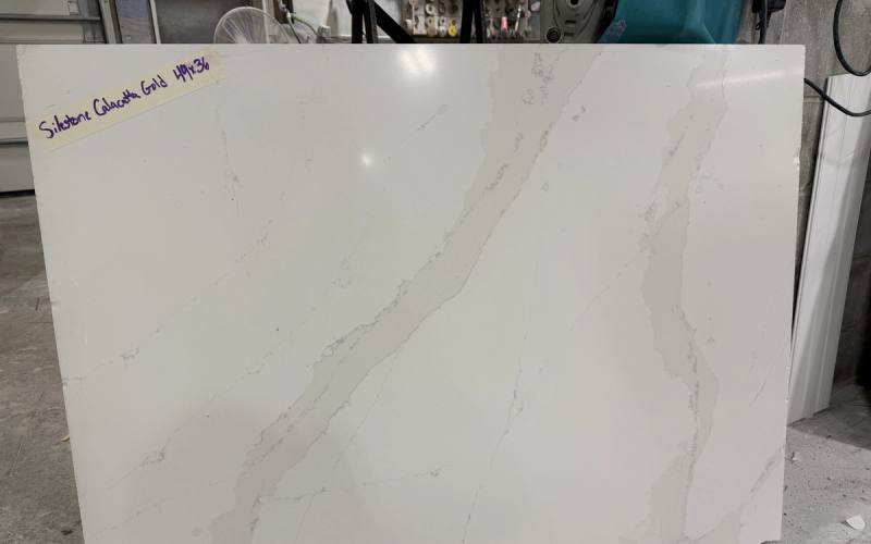 Remanente de cuarzo Calacatta Gold - Silestone, 49 por 36 pulgadas