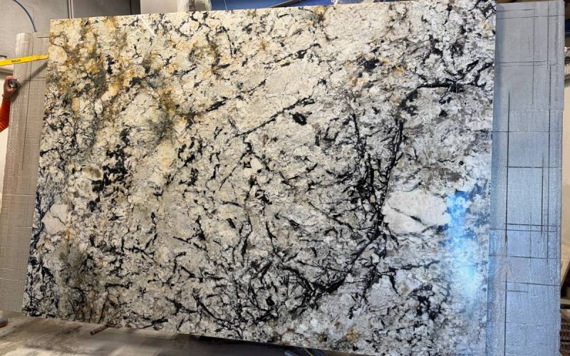Remanente de granito Alaska White, 125 por 62 pulgadas