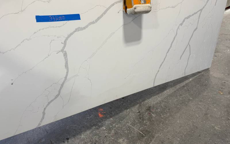 Remanente de cuarzo Calacatta, 100 por 37 pulgadas
