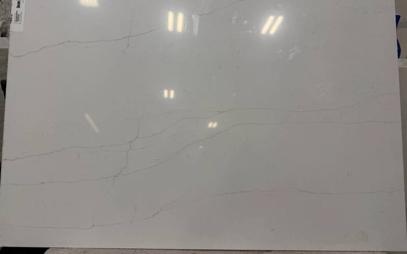 Remanente de cuarzo Bianco Macubas, 37 por 54 pulgadas